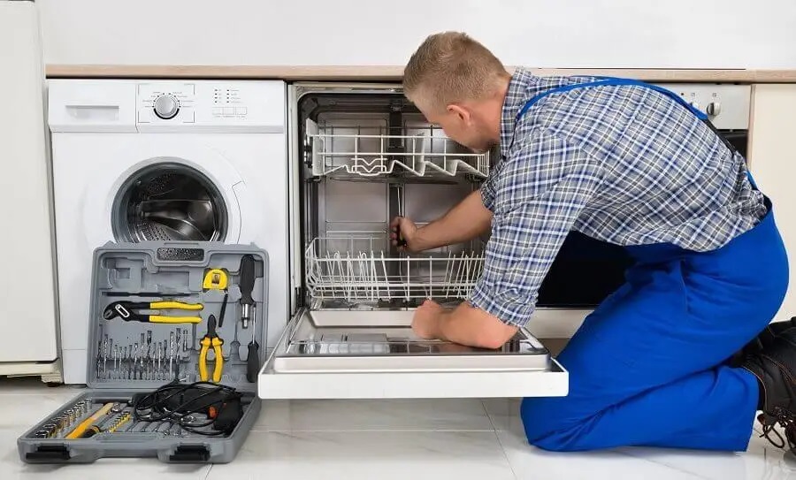Evren Beko servisi teknisyen ekibi beyaz eşya tamiri yaparken